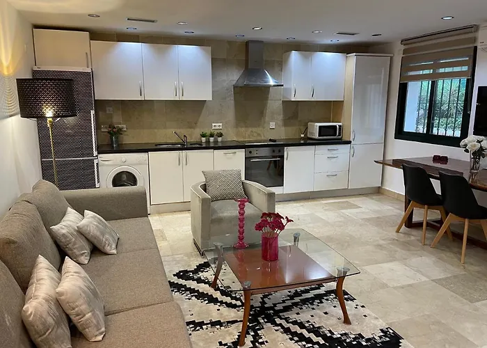 Puerto Banus Lola * マルベーリャ